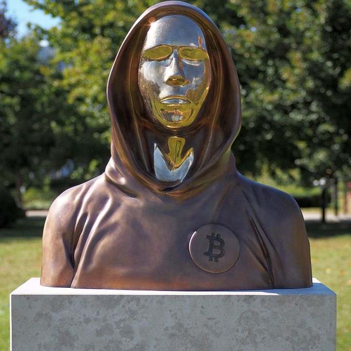 ブダペストにあるサトシ・ナカモト像の写真